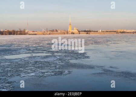 Dérive de glace sur Neva en hiver à Saint-Pétersbourg, en Russie. Décembre 2020. Banque D'Images