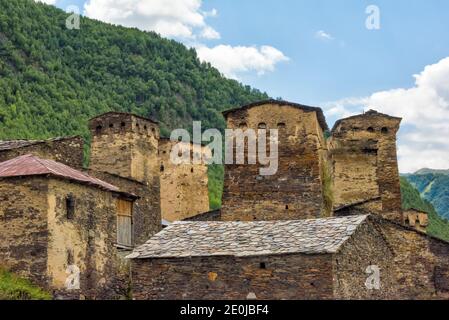 Maisons Svan avec tour de guet médiéval dans la montagne du Caucase, Ushguli, région de Svaneti, Géorgie Banque D'Images