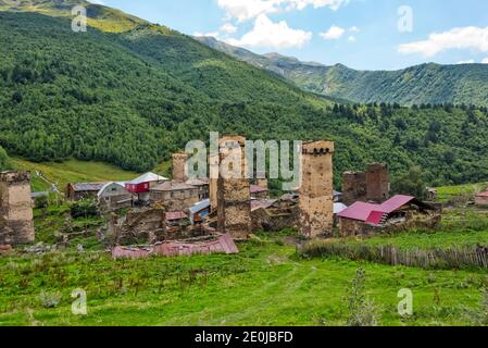 Maisons Svan avec tour de guet médiéval dans la montagne du Caucase, Ushguli, région de Svaneti, Géorgie Banque D'Images