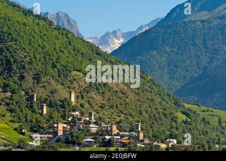 Maisons Svan avec tour de guet médiéval dans la montagne du Caucase, Mestia, région de Svaneti, Géorgie Banque D'Images