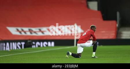 Paul Pogba de Manchester United prend un genou pour soutenir le mouvement Black Lives Matter avant le match de la Premier League à Old Trafford, Manchester. Banque D'Images