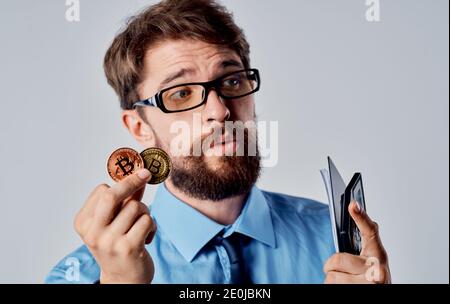 Homme le succès financier crypto-monnaie Bitcoin dans les mains de la technologie Banque D'Images