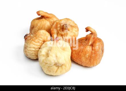 Partie de figues séchées isolées sur fond blanc. Dessert naturel Banque D'Images