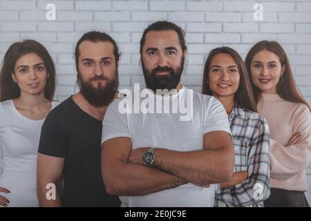 Beau barbu homme d'affaires mûr souriant à la caméra, posant avec confiance avec son succès créatif affaires à un bureau. Direction, Entr Banque D'Images