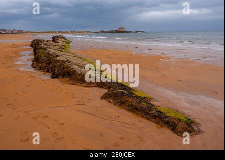 La plage d'Elie, Fife, Écosse avec des nuages de tempête sur le port. Banque D'Images