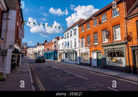 Downing St, Farnham Surrey, un dimanche après-midi tranquille. Banque D'Images