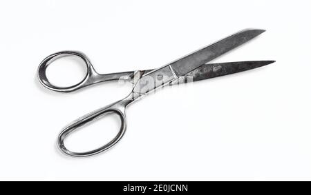 Ciseaux métalliques anciens et rouillés isolés sur fond blanc. Tondeuses argentées Banque D'Images