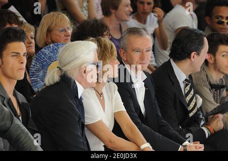 Bernard Arnault, le milliardaire français du LVMH, a demandé la citoyenneté belge suite à la menace d'une hausse d'impôts en France. Le livre belge a publié aujourd'hui le 8 septembre 2012. Photo du dossier : L-R : Baptiste Giabici, Karl Lagerfeld, Helene et Bernard Arnault, Jaime de Marichalar assister à la présentation de la Collection masculine printemps-été 2011 de Dior à Paris, France, le 26 juin 2010. Photo par Ammar Abd Rabbo/ABACAPRESS.COM Banque D'Images