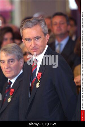 Bernard Arnault, le milliardaire français du LVMH, a demandé la citoyenneté belge suite à la menace d'une hausse d'impôts en France. Le livre belge a publié aujourd'hui le 8 septembre 2012. Photo du fichier : © Francis petit/ABACA. 30784-2. Paris-France. 04/12/01. Remise de la légion d'honneur à l'Elysée par Jacques Chirac : Bernard Arnault Banque D'Images