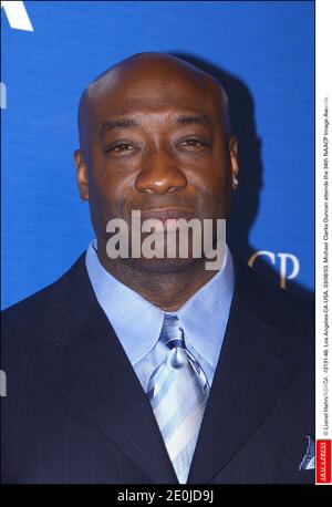 Michael Clarke Duncan, la star du Green Mile nominée aux Oscars, est décédé après près de deux mois de traitement après une crise cardiaque en juillet. L'attaché de presse a publié une déclaration de la partenaire de Duncan, le révérend Omarosa Manigault-Stallworth, disant que l'acteur de 54 ans est décédé lundi matin dans un hôpital de Los Angeles. Photo du fichier : © Lionel Hahn/ABACA. 43131-48. Los Angeles-CA-USA. 03/08/03. Michael Clarke Duncan participe au 34e prix de l'image de la NAACP. Banque D'Images