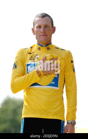 Lance Armstrong a annoncé qu'il cesserait de lutter contre une série d'accusations de drogue de la part de l'Agence américaine antidopage (USADA), mettant en péril sa chaîne sans précédent de sept titres du Tour de France et son héritage en tant que l'un des plus grands sportifs de l'histoire. La déclaration d'Armstrong, jeudi soir, prévoit une interdiction probable à vie du sport et la possibilité qu'il soit privé de sa réalisation caractéristique la course extraordinaire des titres du Tour qu'il a remporté de 1999 à 2005. Photo du dossier : lance Armstrong des Etats-Unis, pour l'équipe de cyclisme de Discovery Channel, célèbre sur le podium avec son childre Banque D'Images