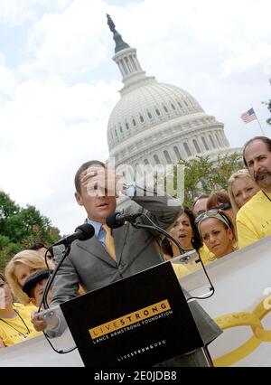 Lance Armstrong a annoncé qu'il cesserait de lutter contre une série d'accusations de drogue de la part de l'Agence américaine antidopage (USADA), mettant en péril sa chaîne sans précédent de sept titres du Tour de France et son héritage en tant que l'un des plus grands sportifs de l'histoire. La déclaration d'Armstrong, jeudi soir, prévoit une interdiction probable à vie du sport et la possibilité qu'il soit privé de sa réalisation caractéristique la course extraordinaire des titres du Tour qu'il a remporté de 1999 à 2005. Photo du dossier : lance Armstrong, championne de cyclisme du Tour de France, discute avec des policiers avant une conférence de presse pour discuter de la question Banque D'Images