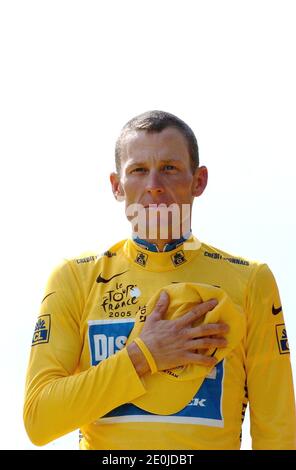 Lance Armstrong a annoncé qu'il cesserait de lutter contre une série d'accusations de drogue de la part de l'Agence américaine antidopage (USADA), mettant en péril sa chaîne sans précédent de sept titres du Tour de France et son héritage en tant que l'un des plus grands sportifs de l'histoire. La déclaration d'Armstrong, jeudi soir, prévoit une interdiction probable à vie du sport et la possibilité qu'il soit privé de sa réalisation caractéristique la course extraordinaire des titres du Tour qu'il a remporté de 1999 à 2005. Photo du dossier : lance Armstrong des Etats-Unis, pour l'équipe de cyclisme Discovery Channel sur le podium après avoir remporté son septième c Banque D'Images