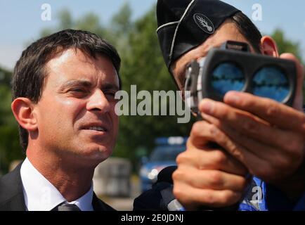 Le ministre français de l'intérieur Manuel Valls, écoute les explications du policier chargé du contrôle de la circulation sur le chemin entre Bordeaux et Arcachon, lors des départs de vacances à Cestas, France, le 30 juin 2012. Photo de Bernard-Salinier/ABACAPRESS.COM Banque D'Images