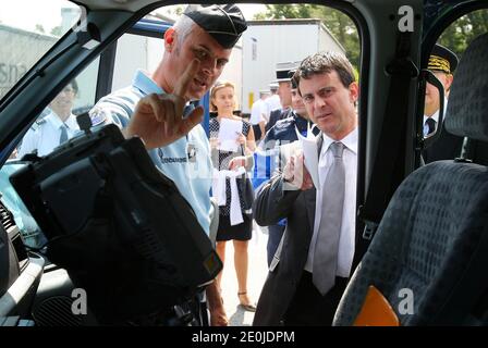 Le ministre français de l'intérieur Manuel Valls, écoute les explications du policier chargé du contrôle de la circulation sur le chemin entre Bordeaux et Arcachon, lors des départs de vacances à Cestas, France, le 30 juin 2012. Photo de Bernard-Salinier/ABACAPRESS.COM Banque D'Images