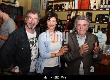 Richard Gotainer, Helene medigue et Jean-Pierre Mocky assistent à la première du premier court-métrage 'c'est pas de chance, quoi !' Réalisé par Hélène Medigue à Paris, France, le 28 juin 2012. Photo de Denis Guignebourg/ABACAPRESS.COM Banque D'Images