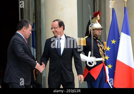 Le président français François Hollande accueille le roi Abdallah II de Jordanie avant une rencontre à l'Elysée à Paris, en France, le 3 juillet 2012. Photo de Mousse/ABACAPRESS.COM Banque D'Images