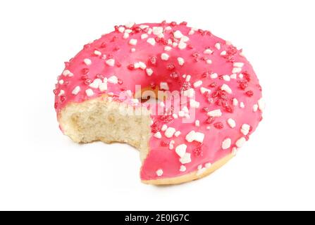 Un donut mordu avec décoration rose isolé sur fond blanc. Délicieux beignets glacés Banque D'Images