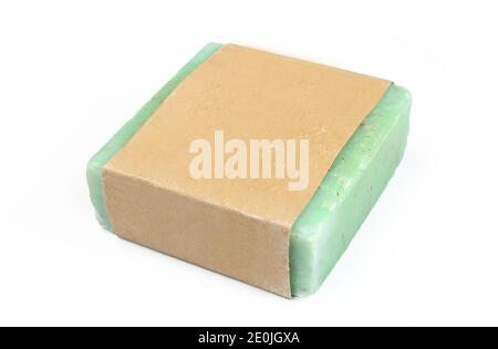 Savon à base de plantes vertes isolé sur fond blanc. Savon fait maison enveloppé dans du papier vierge Banque D'Images