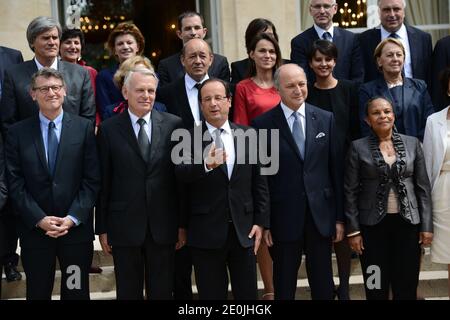 Le président français François Hollande pose avec les membres de la deuxième vernement d'Ayrault au Palais de l'Elysée à Paris, en France, le 4 juillet 2012. 1er tour (de gauche à droite) le ministre français de l'éducation, Vincent Peillon, le Premier ministre, Jean-Marc Ayrault, le président François Hollande, le ministre des Affaires étrangères, Laurent Fabius, le ministre de la Justice, Christiane Taubira. 2e tour (de gauche à droite) Ministre de l'Agriculture, Stéphane le Foll, Ministre de l'enseignement supérieur et de la recherche, Geneviève Fioraso, Ministre de la Défense, Jean-Yves le Drian, Ministre de la Culture et de la communication, Aurelie Filippetti, Ministre de la Femme Rig Banque D'Images