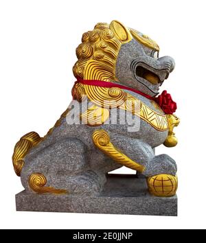 Chiens Lion chinois statue de pierre chiens foo avec noeud rouge décoratif, vue latérale, isolé sur blanc Banque D'Images