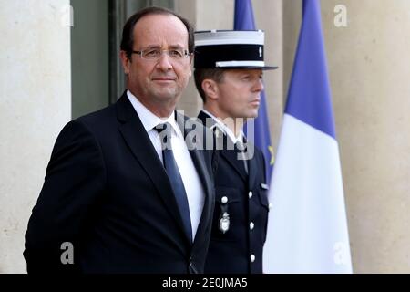 Le président français François Hollande attend le président palestinien Mahmoud Abbas pour une rencontre à l'Elysée, à Paris, en France, le 06 juillet 2012. Photo de Stephane Lemouton/ABACAPRESS.COM. Banque D'Images