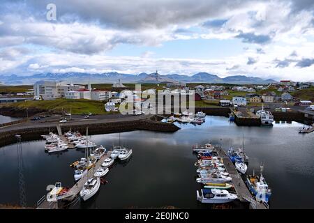 Ville et port de Stykkishólmur vu du sommet de l'île de Sugandisey, Snaefellsnes péninsulaire, Islande. On peut voir des montagnes monter au loin. Banque D'Images