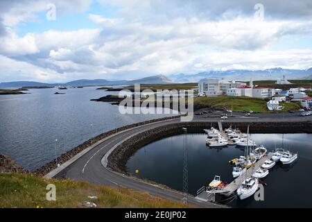 Ville et port de Stykkishólmur vu du sommet de l'île de Sugandisey, Snaefellsnes péninsulaire, Islande. Une route autour de thel bateaux amarrés dans la baie. Banque D'Images