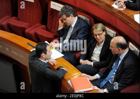 Arnaud Montebourg, ministre français de la relance industrielle, et Marylise Lebranchu, ministre de la réforme, de la décentralisation et de l'administration publique, Pierre Moscovici, ministre de l'économie et des finances, et Benoit Hamon, ministre adjoint de l'économie sociale et solidaire, assistent à une conférence sociale avec les syndicats et les employeurs au siège du conseil du CESE à Paris, le 9 juillet. 2012. Photo de Laurent Chamussy/Pool/ABACAPRESS.COM Banque D'Images