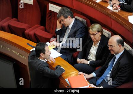 Arnaud Montebourg, ministre français de la relance industrielle, et Marylise Lebranchu, ministre de la réforme, de la décentralisation et de l'administration publique, Pierre Moscovici, ministre de l'économie et des finances, et Benoit Hamon, ministre adjoint de l'économie sociale et solidaire, assistent à une conférence sociale avec les syndicats et les employeurs au siège du conseil du CESE à Paris, le 9 juillet. 2012. Photo de Laurent Chamussy/Pool/ABACAPRESS.COM Banque D'Images