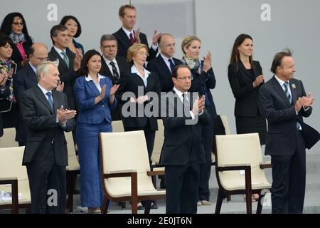 Le Premier ministre français Jean-Marc Ayrault, le président François Hollande, le président du Sénat Jean-Pierre Bel et des membres du gouvernement assistent à la place de la Concorde à Paris, en France, le 14 juillet 2012, lors du défilé militaire annuel 2012 aux champs-Élysées. Photo de Mousse/ABACAPRESS.COM Banque D'Images