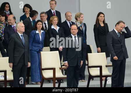 Le Premier ministre français Jean-Marc Ayrault, le président François Hollande, le président du Sénat Jean-Pierre Bel et des membres du gouvernement assistent à la place de la Concorde à Paris, en France, le 14 juillet 2012, lors du défilé militaire annuel 2012 aux champs-Élysées. Photo de Mousse/ABACAPRESS.COM Banque D'Images