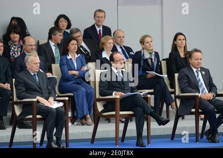 Le Premier ministre français Jean-Marc Ayrault, le président François Hollande, le président du Sénat Jena-Pierre Bel assistent à la place de la Concorde à Paris, en France, le 14 juillet 2012, lors de la parade militaire annuelle 2012 aux champs-Élysées. Photo de Mousse/ABACAPRESS.COM Banque D'Images