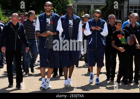 Nicolas Batum, Yakhouba Diawara et Tony Parker, membres de l'équipe nationale française de basket-ball, lors du Festival mondial de basket-ball à Cité universitaire, à Paris, le 14 juillet 2012. Photo d'Aurore Marechal/ABACAPRESS.COM Banque D'Images