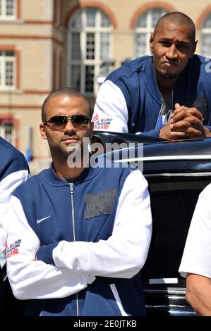 Tony Parker et Ludovic Vaty, membres de l'équipe nationale française de basket-ball, se posant lors du Festival mondial de basket-ball à Cité universitaire, à Paris, le 14 juillet 2012. Photo d'Aurore Marechal/ABACAPRESS.COM Banque D'Images