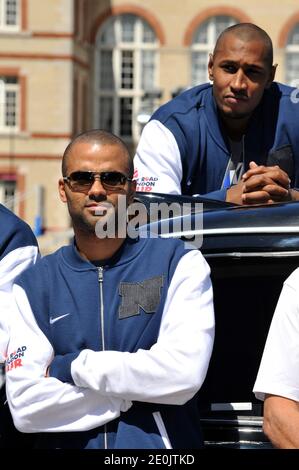 Tony Parker et Ludovic Vaty, membres de l'équipe nationale française de basket-ball, se posant lors du Festival mondial de basket-ball à Cité universitaire, à Paris, le 14 juillet 2012. Photo d'Aurore Marechal/ABACAPRESS.COM Banque D'Images