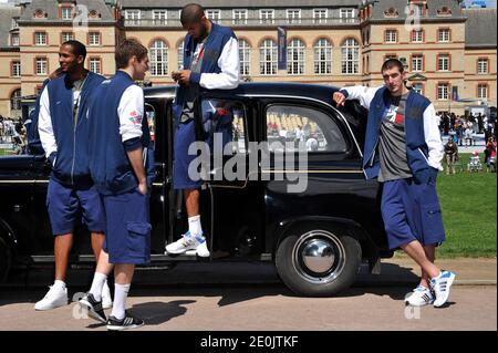 Ludovic Vaty, Fabien Caueur, Nicolas Batum et Nando de Colo, membres de l'équipe nationale française de basket-ball, posant lors de l'événement du Festival mondial de basket-ball à la Cité universitaire, à Paris, en France, le 14 juillet 2012. Photo d'Aurore Marechal/ABACAPRESS.COM Banque D'Images