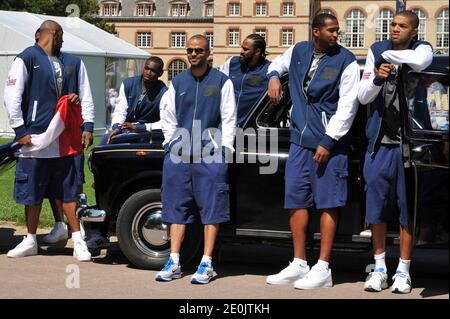 Boris Diaw, Yannick Bokolo, Tony Parker, Ronny Turiaf, Ludovic Vaty et Nicolas Batum, membres de l'équipe nationale française de basket-ball, posant lors du Festival mondial de basket-ball à Cité universitaire, à Paris, en France, le 14 juillet 2012. Photo d'Aurore Marechal/ABACAPRESS.COM Banque D'Images