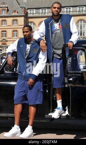 Ludovic Vaty et Nicolas Batum, membres de l'équipe nationale française de basket-ball, posant lors du Festival mondial de basket-ball à Cité universitaire, à Paris, le 14 juillet 2012. Photo d'Aurore Marechal/ABACAPRESS.COM Banque D'Images