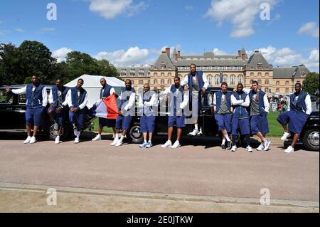 Membres de l'équipe nationale française de basket-ball, Ali Traore, Florent Pietrus, Mickael Gelabale, Boris Diaw, Ronny Turiaf, Tony Parker, Ludovic Vaty, Kevin Seraphin, Fabien Caueur, Yannick Bokolo, Nando de Colo et Yakhouba Diawara posant lors de l'événement du Festival mondial de basket-ball à Cité universitaire, le 14 juillet 2012. Photo d'Aurore Marechal/ABACAPRESS.COM Banque D'Images