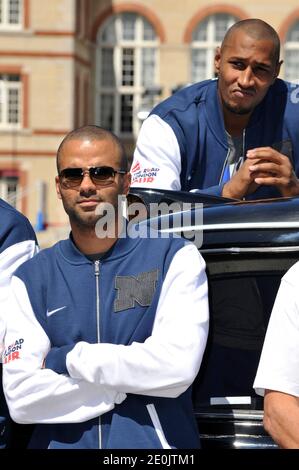 Tony Parker et Ludovic Vaty, membres de l'équipe nationale française de basket-ball, se posant lors du Festival mondial de basket-ball à Cité universitaire, à Paris, le 14 juillet 2012. Photo d'Aurore Marechal/ABACAPRESS.COM Banque D'Images