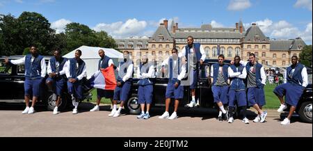 Les membres de l'équipe nationale française de basket-ball, Kevin Seraphin, Ali Traore, Florent Pietrus, Mickael Gelabale, Boris Diaw, Ronny Turiaf, Tony Parker, Ludovic Vaty, Fabien Caueur, Yannick Bokolo, Nando de Colo et Yakhouba Diawara posant lors de l'événement du Festival mondial de basket-ball à Cité universitaire, le 14 juillet 2012. Photo d'Aurore Marechal/ABACAPRESS.COM Banque D'Images