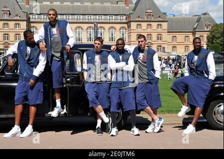 Ludovic Vaty, Nicolas Batum, Fabien Caueur, Yannick Bokolo, Nando de Colo et Yakhouba Diawara, membres de l'équipe nationale française de basket-ball, posant lors du Festival mondial de basket-ball à Cité universitaire, à Paris, France, le 14 juillet 2012. Photo d'Aurore Marechal/ABACAPRESS.COM Banque D'Images