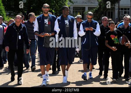 Nicolas Batum, Yakhouba Diawara et Tony Parker, membres de l'équipe nationale française de basket-ball, lors du Festival mondial de basket-ball à Cité universitaire, à Paris, le 14 juillet 2012. Photo d'Aurore Marechal/ABACAPRESS.COM Banque D'Images