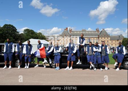 Membres de l'équipe nationale française de basket-ball, Ali Traore, Florent Pietrus, Mickael Gelabale, Boris Diaw, Ronny Turiaf, Tony Parker, Ludovic Vaty, Nicolas Batum, Fabien Caueur, Yannick Bokolo, Nando de Colo et Yakhouba Diawara posant lors de l'événement du Festival mondial de basket-ball à Cité universitaire, le 14 juillet 2012. Photo d'Aurore Marechal/ABACAPRESS.COM Banque D'Images