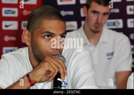 Nicolas Batum et Nando de Colo, membres de l'équipe nationale française de basket-ball, se sont présentés lors de l'événement du Festival mondial de basket-ball à Cité universitaire, à Paris, en France, le 14 juillet 2012. Photo d'Aurore Marechal/ABACAPRESS.COM Banque D'Images