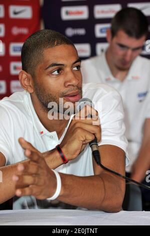 Nicolas Batum et Nando de Colo, membres de l'équipe nationale française de basket-ball, se sont présentés lors de l'événement du Festival mondial de basket-ball à Cité universitaire, à Paris, en France, le 14 juillet 2012. Photo d'Aurore Marechal/ABACAPRESS.COM Banque D'Images