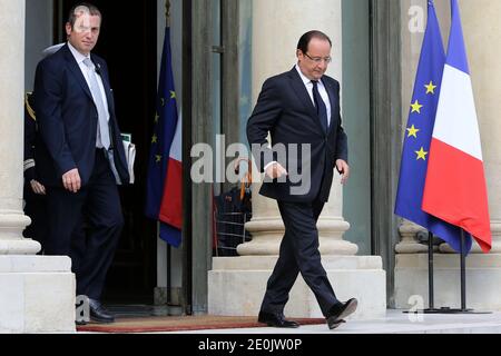 Le président français François Hollande quitte l'Elysée à Paris, en France, le 16 juillet 2012. Photo de Stephane Lemouton/ABACAPRESS.COM Banque D'Images