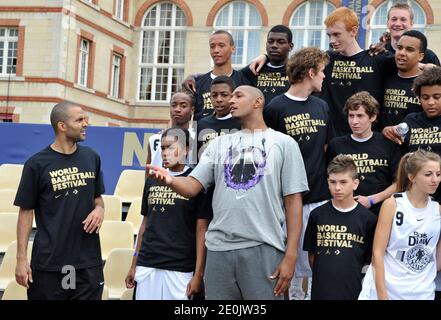 L'équipe de jeunes, Tony Parker et Boris Diaw, membres de l'équipe nationale française de basket-ball, participent au Festival mondial de basket-ball à Cité universitaire, à Paris, le 16 juillet 2012. Photo d'Aurore Marechal/ABACAPRESS.COM Banque D'Images