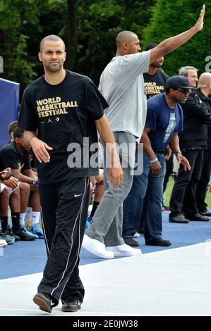 Tony Parker et Boris Diaw, membres de l'équipe nationale française de basket-ball, assistent au Festival mondial de basket-ball à Cité universitaire, à Paris, le 16 juillet 2012. Photo d'Aurore Marechal/ABACAPRESS.COM Banque D'Images